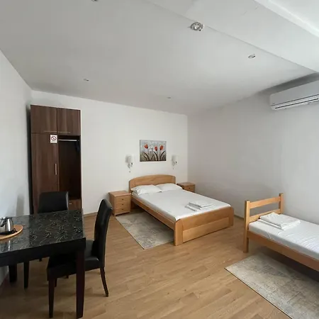 And L E F T River Guest house Belgrade