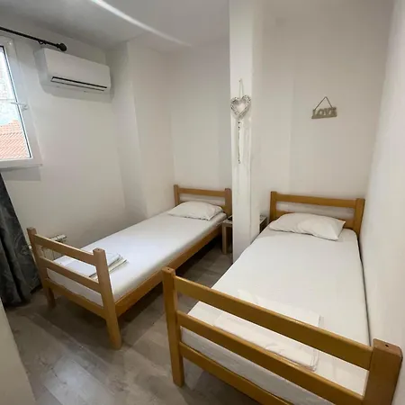 And L E F T River Guest house *